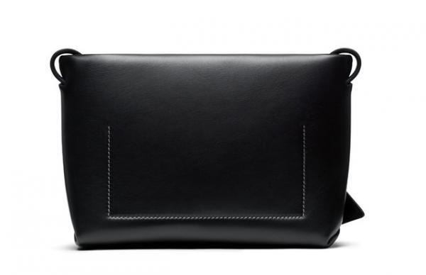 アクネ ストゥディオズ、“着物の帯揚げ”からインスパイアされた新作バッグ「Musubi bag」を発表