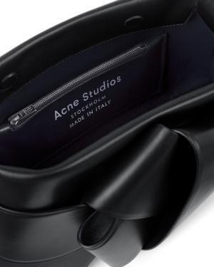 アクネ ストゥディオズ、“着物の帯揚げ”からインスパイアされた新作バッグ「Musubi bag」を発表