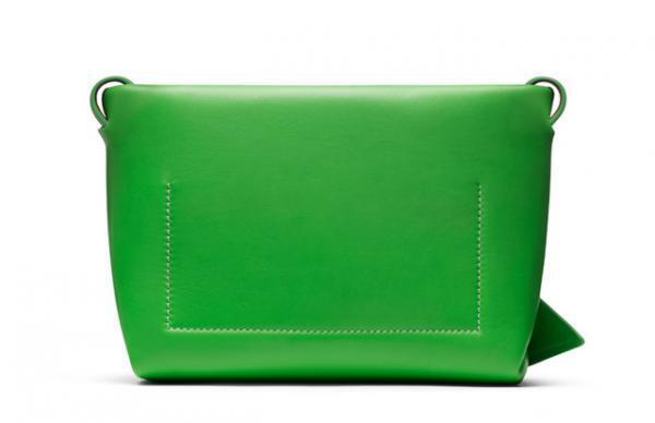 アクネ ストゥディオズ、“着物の帯揚げ”からインスパイアされた新作バッグ「Musubi bag」を発表