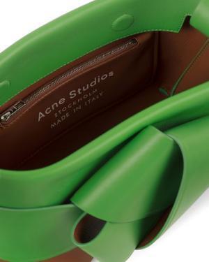 アクネ ストゥディオズ、“着物の帯揚げ”からインスパイアされた新作バッグ「Musubi bag」を発表