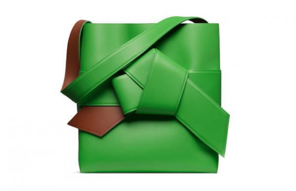 アクネ ストゥディオズ、“着物の帯揚げ”からインスパイアされた新作バッグ「Musubi bag」を発表