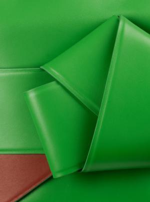 アクネ ストゥディオズ、“着物の帯揚げ”からインスパイアされた新作バッグ「Musubi bag」を発表