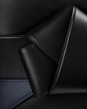 アクネ ストゥディオズ、“着物の帯揚げ”からインスパイアされた新作バッグ「Musubi bag」を発表