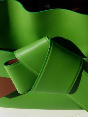 アクネ ストゥディオズ、“着物の帯揚げ”からインスパイアされた新作バッグ「Musubi bag」を発表