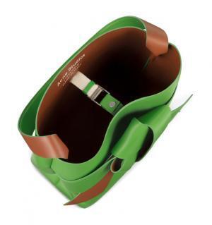 アクネ ストゥディオズ、“着物の帯揚げ”からインスパイアされた新作バッグ「Musubi bag」を発表