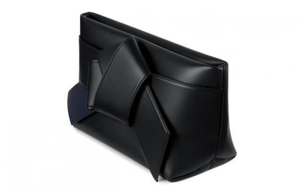 アクネ ストゥディオズ、“着物の帯揚げ”からインスパイアされた新作バッグ「Musubi bag」を発表