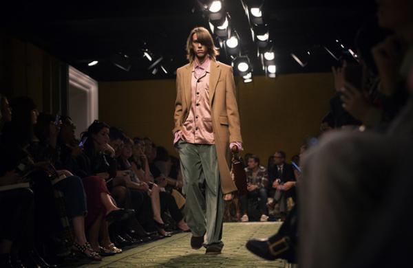 バーバリーが16年セプテンバー・コレクションを発表！ショー終了直後の販売もスタート