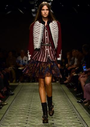 バーバリーが16年セプテンバー・コレクションを発表！ショー終了直後の販売もスタート