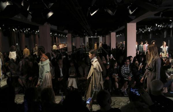 バーバリーが16年セプテンバー・コレクションを発表！ショー終了直後の販売もスタート
