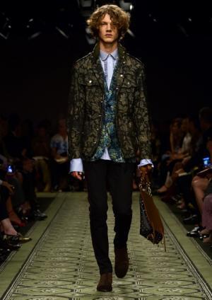 バーバリーが16年セプテンバー・コレクションを発表！ショー終了直後の販売もスタート