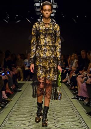 バーバリーが16年セプテンバー・コレクションを発表！ショー終了直後の販売もスタート