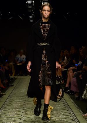 バーバリーが16年セプテンバー・コレクションを発表！ショー終了直後の販売もスタート