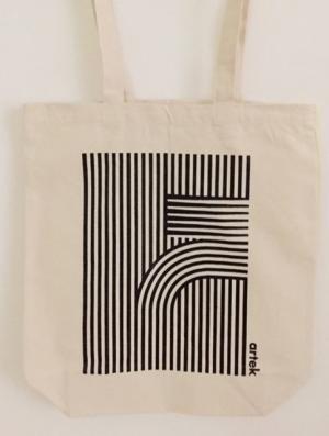 ミナ ペルホネンの生地を纏う、フィンランド発アルテックの「ドムスチェア」が70脚限定で登場