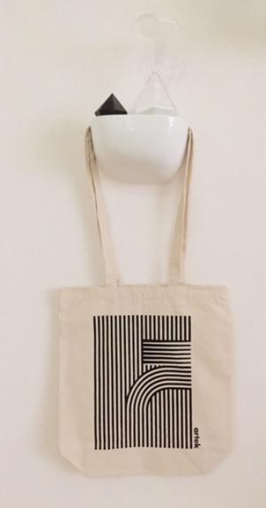 ミナ ペルホネンの生地を纏う、フィンランド発アルテックの「ドムスチェア」が70脚限定で登場