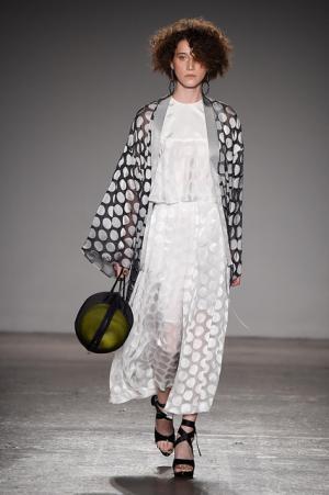 アツシナカシマがミックスカルチャーで示した存在感。音楽は堂本剛【17SSウィメンズ】