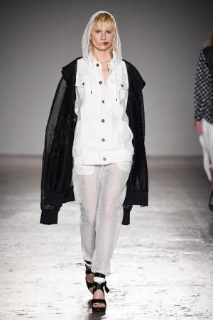 アツシナカシマがミックスカルチャーで示した存在感。音楽は堂本剛【17SSウィメンズ】