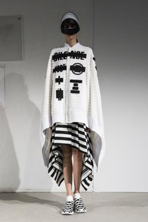 アンリアレイジ、服に声を与えた観客体験型のショー。音楽はサカナクション山口一郎【17SSウィメンズ】