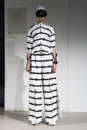 アンリアレイジ、服に声を与えた観客体験型のショー。音楽はサカナクション山口一郎【17SSウィメンズ】