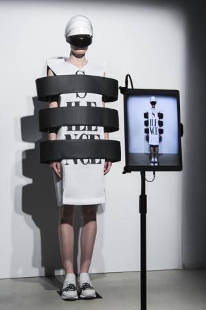 アンリアレイジ、服に声を与えた観客体験型のショー。音楽はサカナクション山口一郎【17SSウィメンズ】