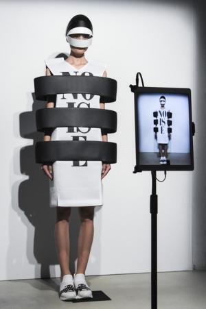 アンリアレイジ、服に声を与えた観客体験型のショー。音楽はサカナクション山口一郎【17SSウィメンズ】