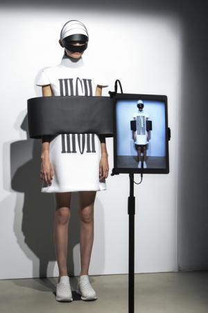 アンリアレイジ、服に声を与えた観客体験型のショー。音楽はサカナクション山口一郎【17SSウィメンズ】