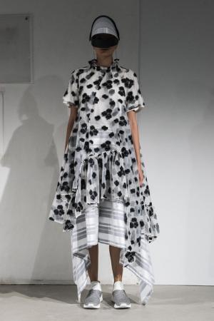 アンリアレイジ、服に声を与えた観客体験型のショー。音楽はサカナクション山口一郎【17SSウィメンズ】