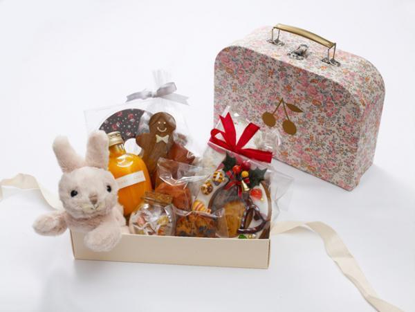 ボンポワン×パレスホテル東京、ぬいぐるみや特製スイーツを詰め込んだ限定クリスマスハンパー