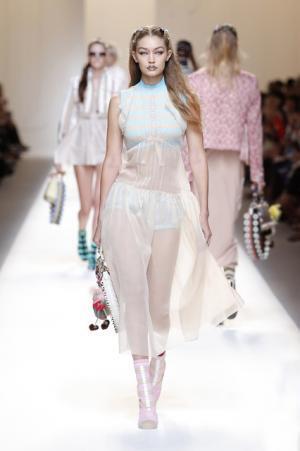 フェンディ、インスピレーション源はモダンなロココ様式のミューズ【17SSウィメンズ】