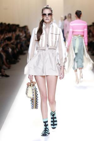 フェンディ、インスピレーション源はモダンなロココ様式のミューズ【17SSウィメンズ】