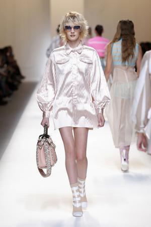 フェンディ、インスピレーション源はモダンなロココ様式のミューズ【17SSウィメンズ】