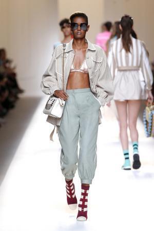 フェンディ、インスピレーション源はモダンなロココ様式のミューズ【17SSウィメンズ】