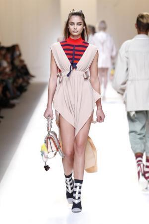 フェンディ、インスピレーション源はモダンなロココ様式のミューズ【17SSウィメンズ】