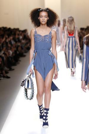 フェンディ、インスピレーション源はモダンなロココ様式のミューズ【17SSウィメンズ】