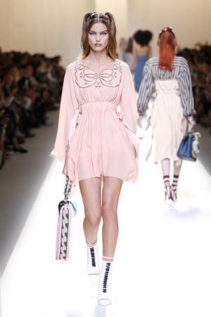 フェンディ、インスピレーション源はモダンなロココ様式のミューズ【17SSウィメンズ】