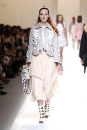 フェンディ、インスピレーション源はモダンなロココ様式のミューズ【17SSウィメンズ】