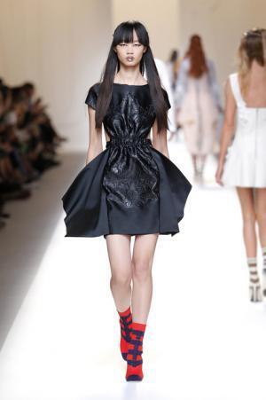 フェンディ、インスピレーション源はモダンなロココ様式のミューズ【17SSウィメンズ】