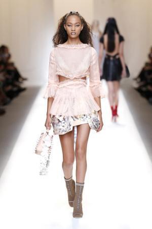 フェンディ、インスピレーション源はモダンなロココ様式のミューズ【17SSウィメンズ】