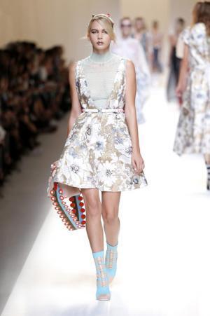 フェンディ、インスピレーション源はモダンなロココ様式のミューズ【17SSウィメンズ】