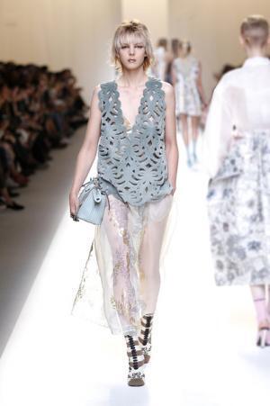 フェンディ、インスピレーション源はモダンなロココ様式のミューズ【17SSウィメンズ】