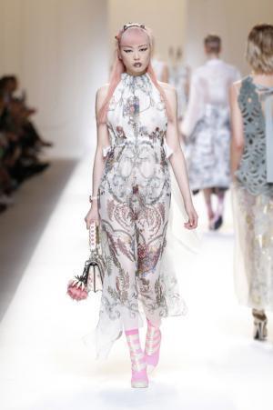 フェンディ、インスピレーション源はモダンなロココ様式のミューズ【17SSウィメンズ】