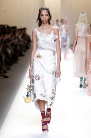 フェンディ、インスピレーション源はモダンなロココ様式のミューズ【17SSウィメンズ】