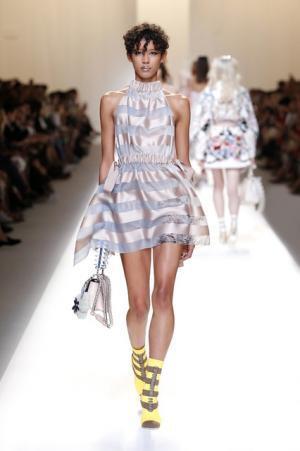 フェンディ、インスピレーション源はモダンなロココ様式のミューズ【17SSウィメンズ】