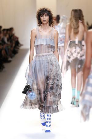 フェンディ、インスピレーション源はモダンなロココ様式のミューズ【17SSウィメンズ】