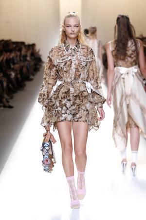 フェンディ、インスピレーション源はモダンなロココ様式のミューズ【17SSウィメンズ】