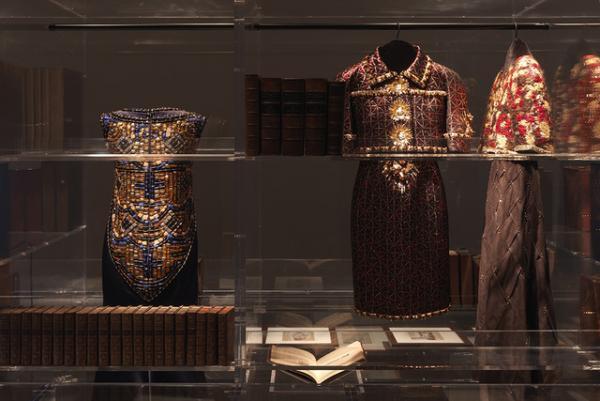 書蔵を紐解きガブリエル・シャネルの人生を明かす「CULTURE CHANEL」展がヴェネツィアで開幕