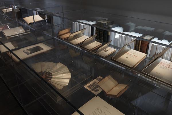 書蔵を紐解きガブリエル・シャネルの人生を明かす「CULTURE CHANEL」展がヴェネツィアで開幕