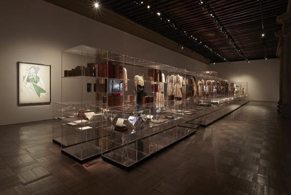 書蔵を紐解きガブリエル・シャネルの人生を明かす「CULTURE CHANEL」展がヴェネツィアで開幕
