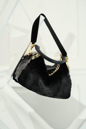 sacaiから初のバッグコレクション登場！クラシックバッグやコインパースを“ハイブリッド”した全6型