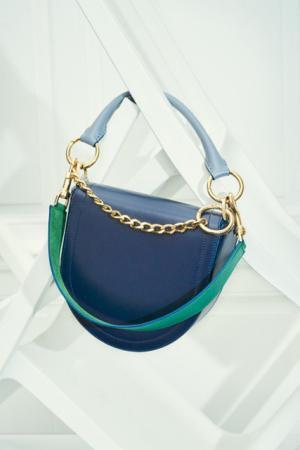 sacaiから初のバッグコレクション登場！クラシックバッグやコインパースを“ハイブリッド”した全6型