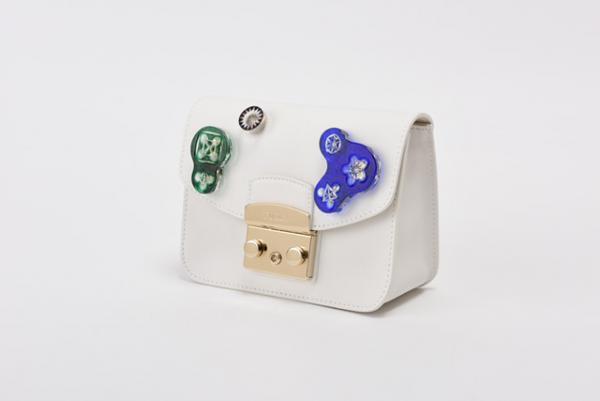 フルラのアートチャリティプロジェクト。ローラ、ニコライ・バーグマンなどとコラボした世界に一点だけのバッグ登場！寄付金で原美術館が限定無料開館